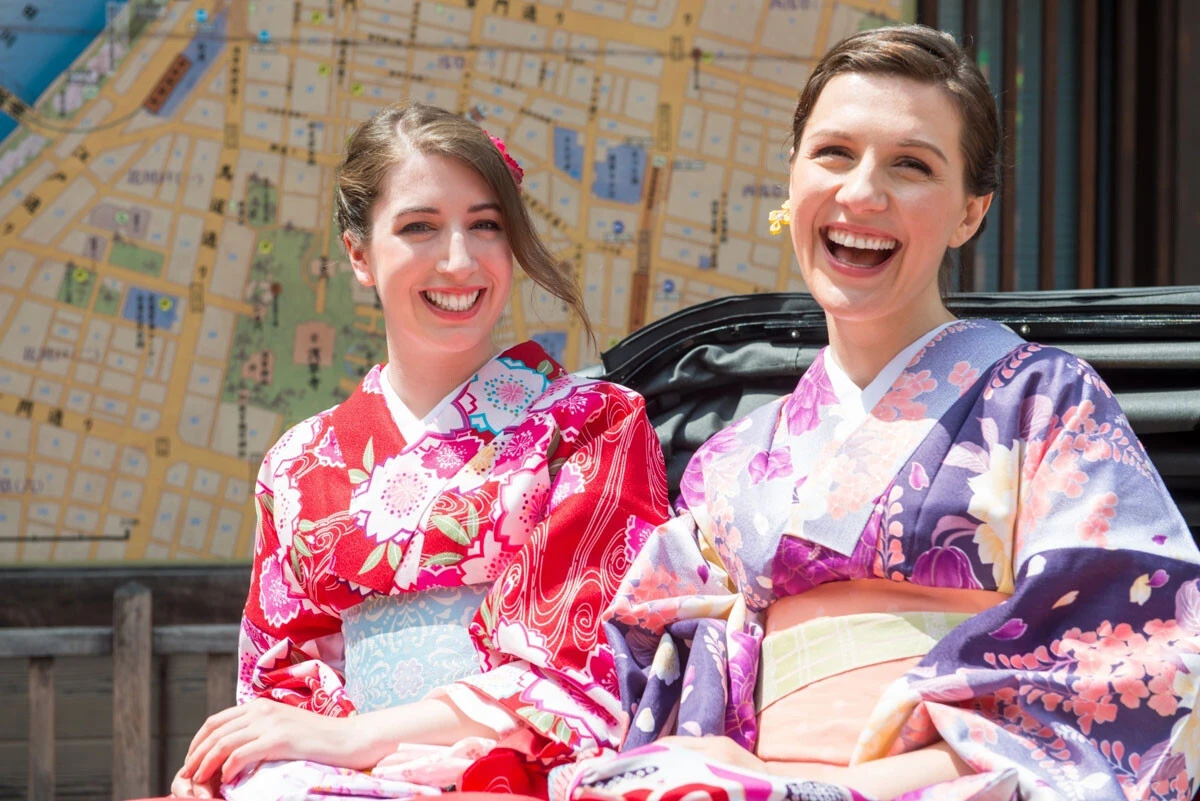 パンデミック以前の水準にまで復活した外国人観光客は、産業界からは歓迎される一方、彼らが引き起こす観光公害には近隣住民らの不満が高まっている