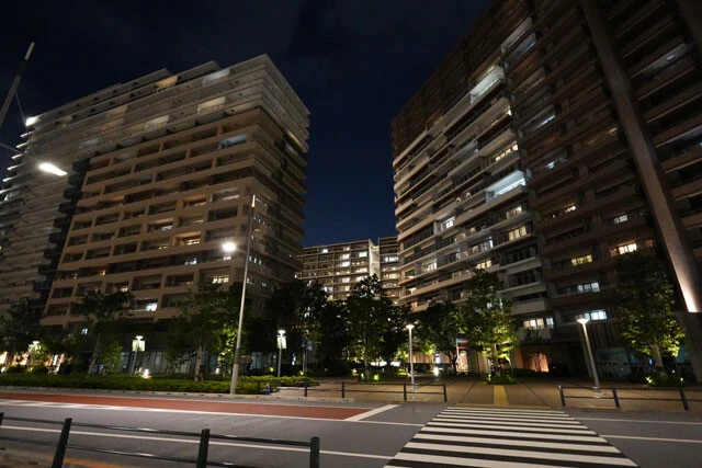 1月に入居が開始された晴海フラッグの低層棟。夜になっても灯りがともっていない部屋も少なくない