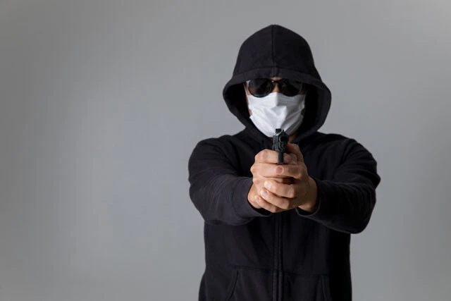 組織のために体を張るヒットマンだが、連座するリスクを嫌う若い組員からすれば迷惑な存在であるようだ