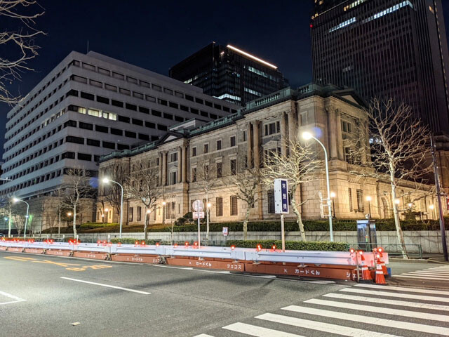 17年ぶりの金融政策転換を行なった日本銀行本店