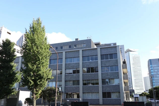 千代田区永田町に所在する国会記者会館。取材活動が円滑化や効率化が利点とされる記者クラブだが、当局に有利な報道に偏りやすいという指摘もある