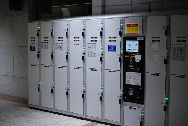 男らは捜査の撹乱を狙い、顧客との金の受け渡しにコインロッカーを利用していた