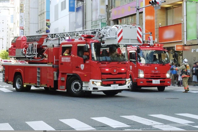 雑居ビルにおける火災では、はしご車が届かないケースも。事前に避難経路を確認しておくか否かが生死を分ける