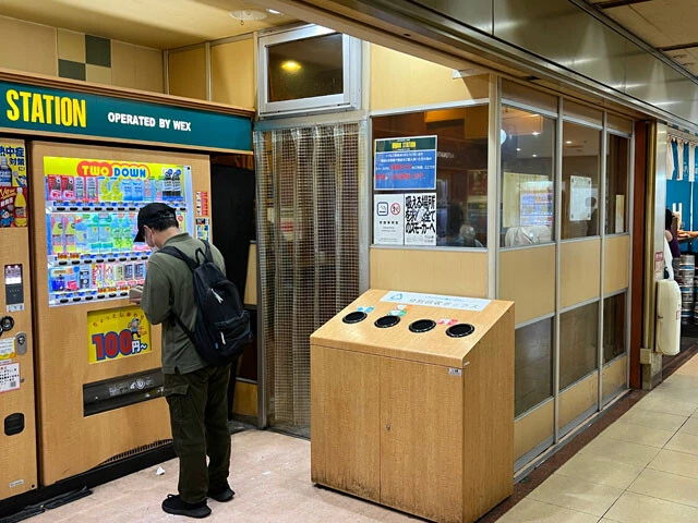 大阪駅前第4ビルの地下2階にある喫煙所。隣接する自動販売機で飲み物を購入した人のみが利用できる、と注意書きされているが、守らない人が少なくないもよう