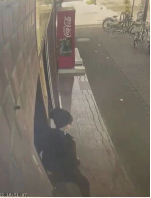 ラーメン組長が射殺された直後、防犯カメラが捉えた店から出てくる男。事件直後から金澤に酷似していると関係者の間で話題となっていた