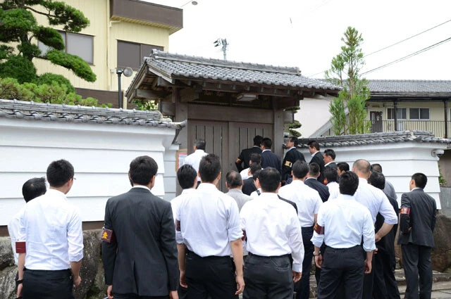 九州で泥沼抗争中のヤクザ2団体。そのトップ2人が同時に引退した理由