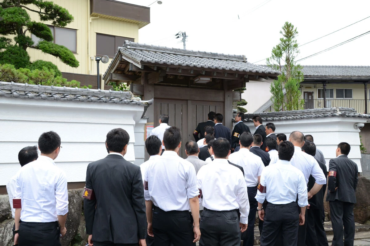 2013年4月、警視庁と福岡県警による家宅捜索を受ける道仁会の小林哲治会長宅