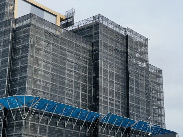 大規模修繕中のタワーマンション。人件費や建材飛行等による修繕積立金の不足も問題となっている