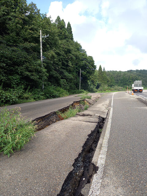 道路の亀裂。主要道路にもいまだにこうした破損箇所が多く残っている。生活道路では砂利で応急処置をしただけの箇所も多い