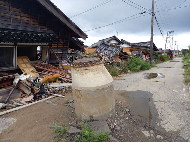 地震と津波で甚大な被害を受けた珠洲市宝立町鵜飼の惨状。家屋は倒壊し、マンホールが1mも飛び出してしまっている