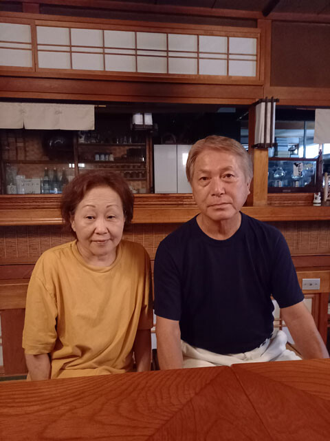 珠洲市飯田町の旅館「灯りの宿 まつだ荘」の松田恭造さんと由美子さん。「NHKのニュースでは毎日3分くらい、地方版でこっちのニュースをやるんですが、どうして全国版で流してくれないのか、といつも思います」と恭造さん