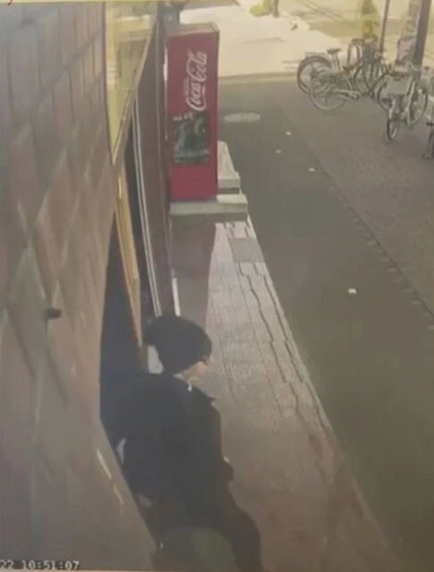 ラーメン組長が射殺された直後、防犯カメラが捉えた店から出てくる男の姿が、金澤に酷似していると関係者の間で話題となっていた