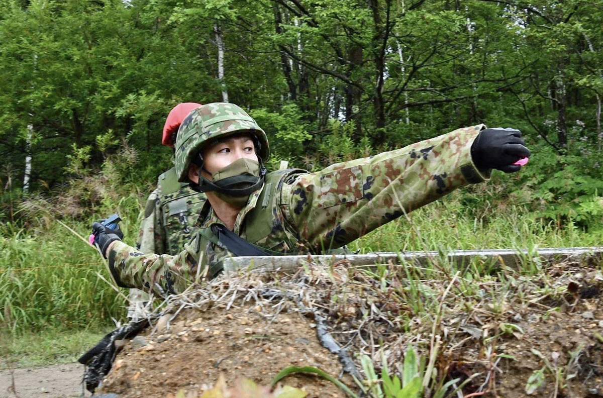 陸上自衛隊の手榴弾投てき訓練の様子。投てき後は速やかに壕の中に身を屈める必要がある