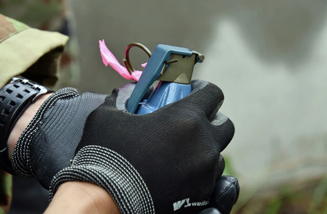 安全ピンが外される前の手りゅう弾