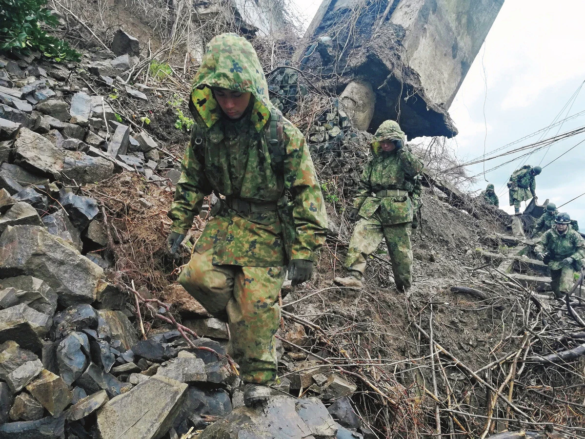 【陸上自衛隊】壮絶な環境下で行われる孤立地域への生活支援　陸上自衛隊久居駐屯地（三重）の隊員たちは、輪島市の孤立地域への徒歩での救援物資輸送を継続中。「山岳地域では大規模なヘリ運用が難しく、これが最も確実かつ安全な物資の輸送になります。ただし、隊員への負担はとても大きいです」（照井氏）