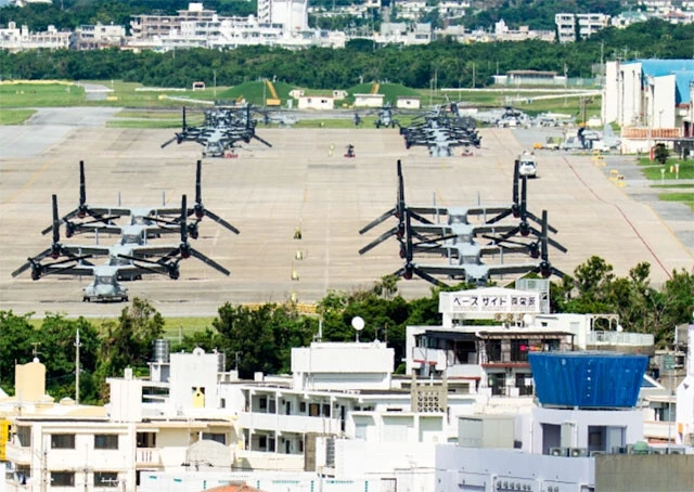 オスプレイが駐機する沖縄・普天間基地。隣接する住宅街からも不安の声が上がる