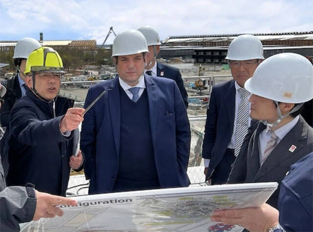 4月に大阪万博会場を現地視察した国際博覧会事務局のケルケンツェス事務局長（写真中央）は万博前の徴収金導入に疑義を呈した