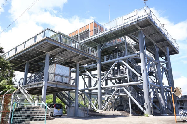 万行地区津波避難タワー｡当初は高さ8mのタワーだったが、横に高さ14mのタワーを新設。アップデートされている