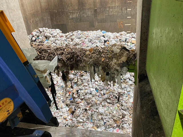 日本はこのような焼却炉施設で、ゴミの山を作らないようにしています