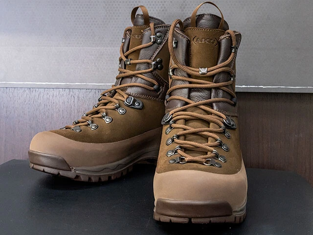 エリートがオススメするのはイタリア製「AKU TACTICAL」のKS SCHWER 19 GTX（5万7420円）