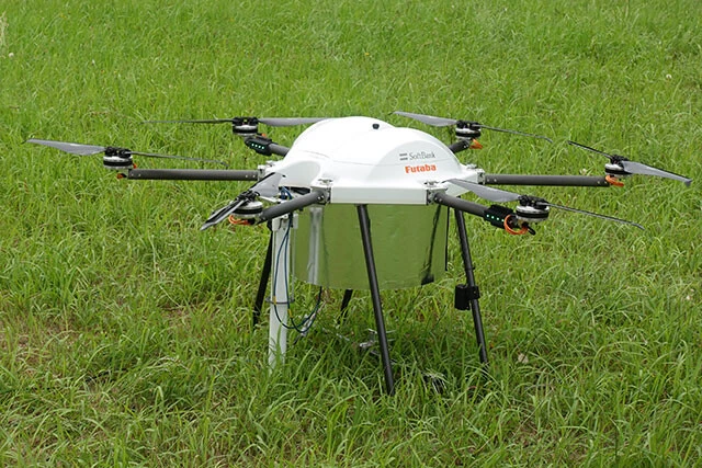 ソフトバンクは有線給電ドローン無線中継システムを投入! ドローンに光ファイバーケーブルを接続することで、上空で電波を中継させることが可能。ドローンへの電源も有線接続されており、4日間以上も上空から電波の中継を行なえる最新機材