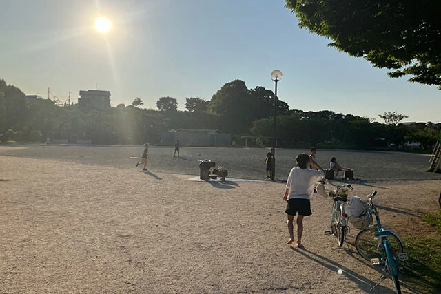 酒々井町の公園で遊ぶ子供たち。同町の子供の数は減少の一途。出生数は年間100人を切るレベルまで低下した