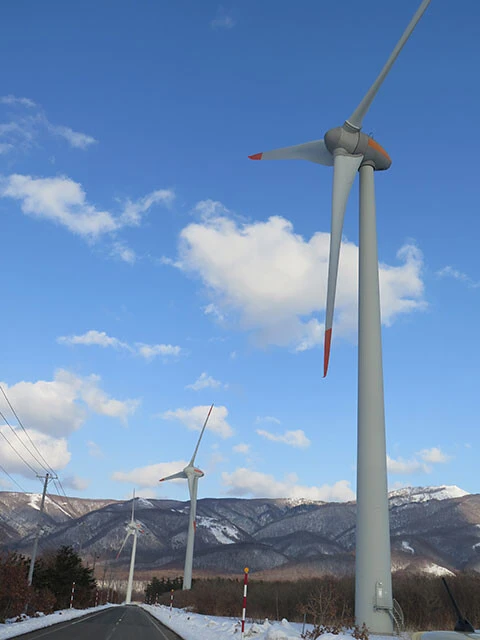寿都町の海沿いにある風力発電施設。現在、全11基の風車が稼働している