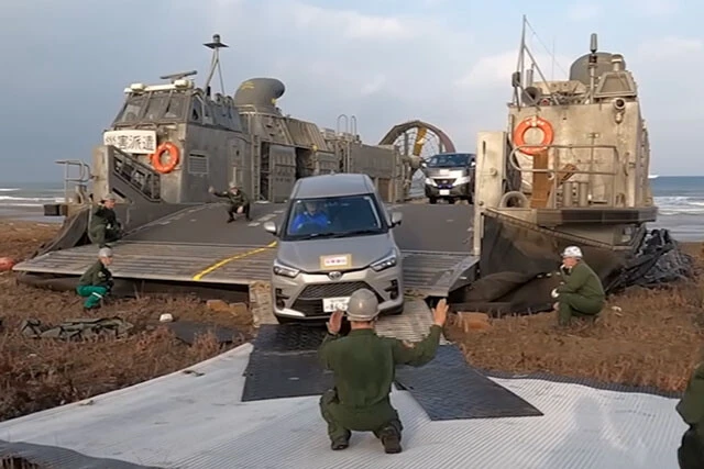 NTTドコモの移動基地局車や各種機材などは海上自衛隊のLCACに搭載されて現地入り