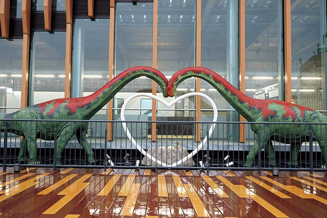 ハート形モニュメントや福井名物のカニをくわえた恐竜など、写真映えしそうな恐竜も