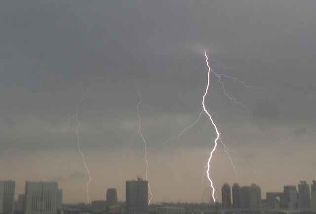 ゲリラ豪雨から身を守れ！　みんな知らない「カミナリの基礎知識」