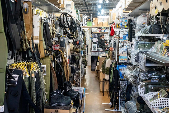 東京都練馬区にあるミリタリー用品専門店、タクティカルプロショップ・エリートは、休日は装備品を求める自衛隊員であふれるという。地方から買い物に来る隊員もいるとか