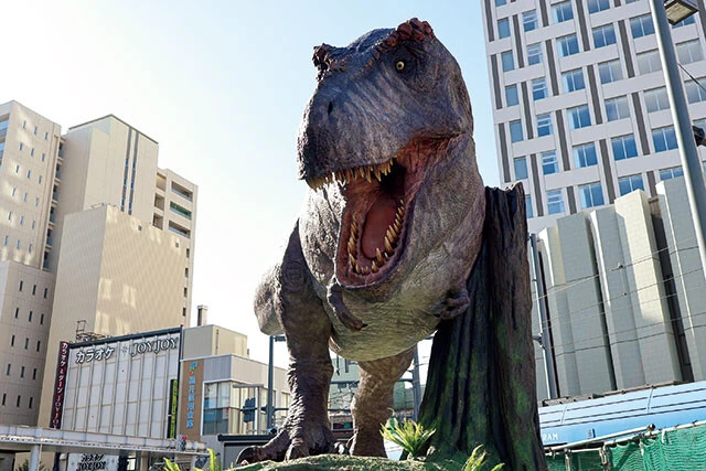 ティラノサウルスをはじめ迫力満点の恐竜が展示や掲示されているが、新モニュメントのひとつの完成が開業に間に合わないようだ