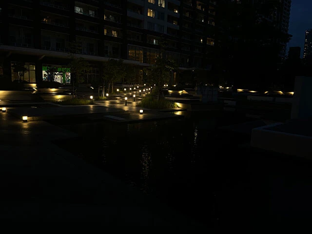 夜になると、このように足元がまったく見えないマンションも