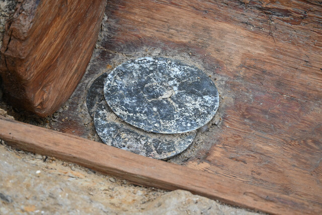 今年3月に富雄丸山古墳で発見された3枚の銅鏡。一番上にあるのが三角縁神獣鏡だとみられている。また、3枚とも三角縁神獣鏡の可能性もあるらしい