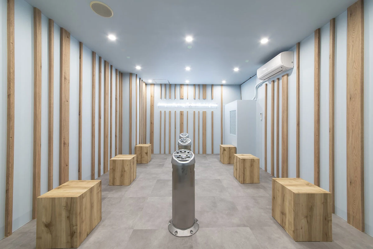 JR鎌倉駅東口から徒歩1分。「アイザ鎌倉」の3階に設けられた喫煙所