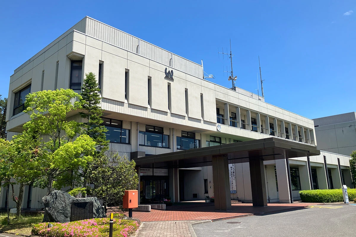 村の中心部にある大衡村役場の本庁舎は、築40年程度と老朽化が進んでいる