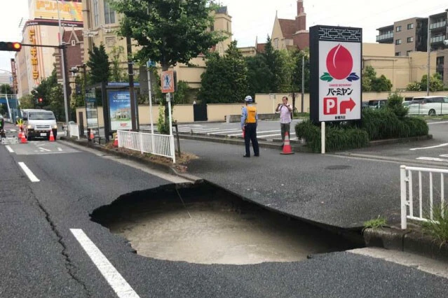 2020年6月30日、新横浜駅近くの環状2号線で道路が陥没。原因は、現場の地下で稼働していた直径10mのシールドマシンが土砂を取り込みすぎたことだった（写真／樫田秀樹）