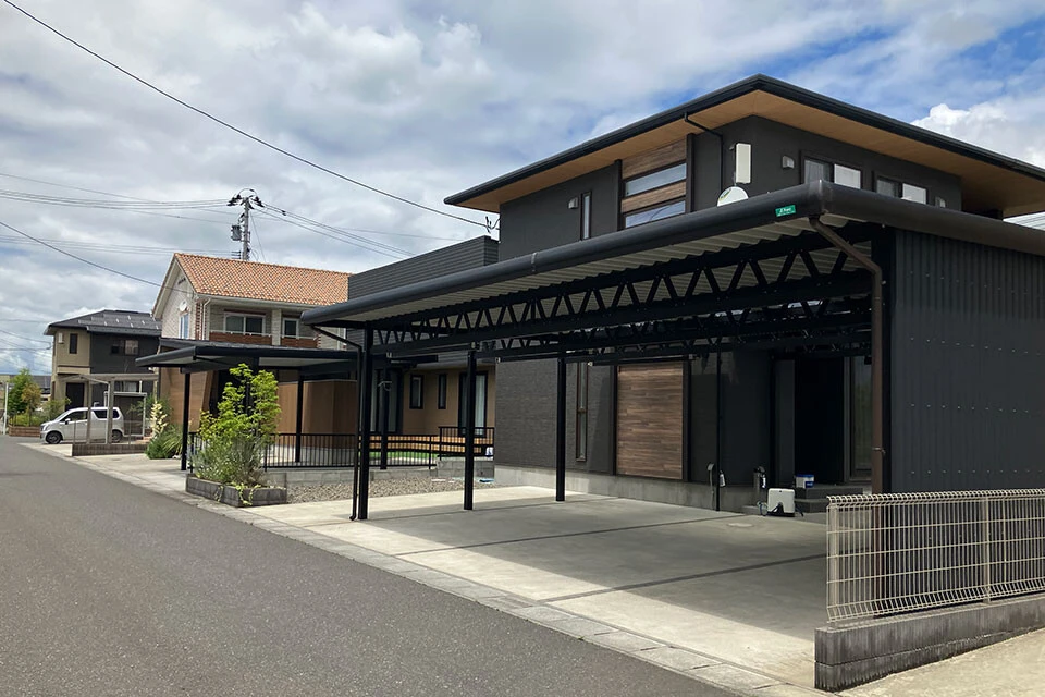 役場裏に造成された住宅団地には豪華な一軒家がズラリ。休日には広い庭でバーベキューを楽しむ家もあり、いく筋もの煙がモクモクと上がる