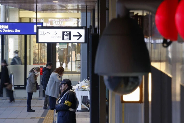 1月22日にJR長野駅前で起きた通り魔事件の現場に設置された献花台に手を合わせる人たち（左奥）。現場付近の防犯カメラの映像が犯人逮捕の決め手となった