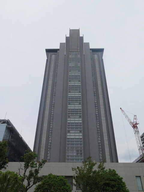 大手銀行が保有していた高さ90mの旧オフィスビル。地元不動産関係者によれば、近く解体され、DCへの建て替えが計画されているという