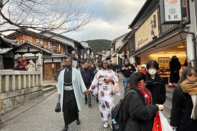 訪日外国人に絶大な人気を誇る京都・清水寺。その参道の坂道はどのシーズンも外国人であふれ返るが、今は中国以外の国の人の姿が目立っていた