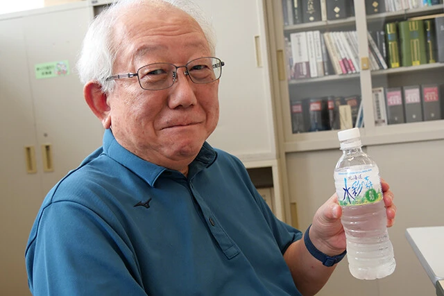 黒松内でミネラルウオーター「水彩の森」を製造する「黒松内銘水」の小谷孝夫社長。地下水汚染を危惧しているので、計画には反対