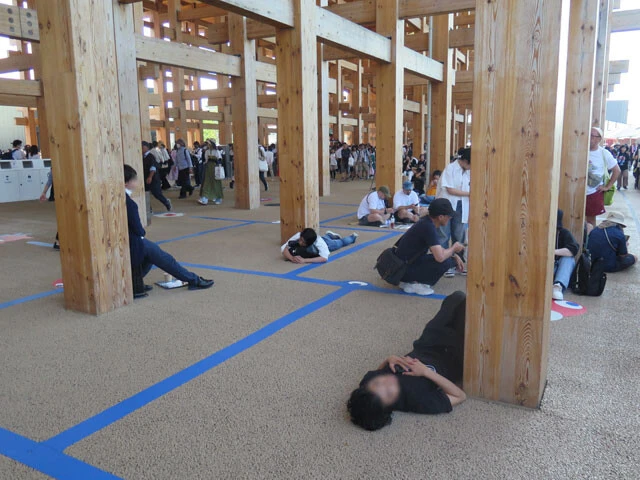 午後3時過ぎ、暑さでやられた来場者が次々とダウン。大屋根リング下では、寝そべる人の姿が目立ち始める