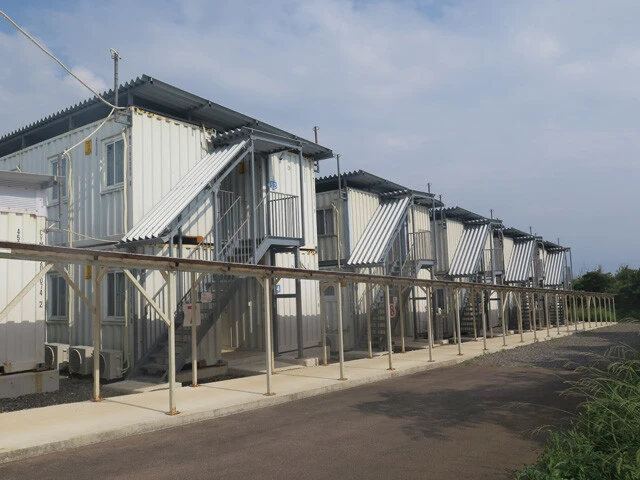 作業員約200人が入居する宿舎。一部の作業員が通うスナックの店主によれば、宿舎内は「個室3畳1間で食堂・大浴場付き」。ただし、門限は22時と厳しめだ