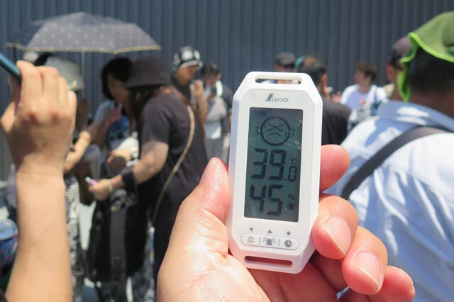 炎天下の会場北側の喫煙所では、屋根もミストもなく、気温は39.1℃まで上昇