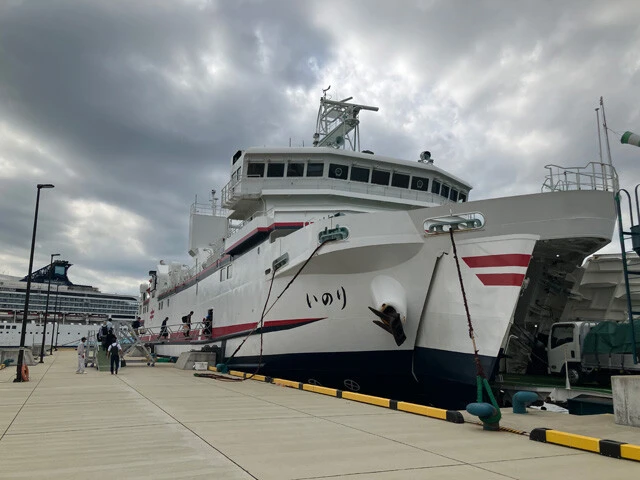 佐世保港からフェリー「いのり」に乗って3時間半ほどで宇久島へ。車両ごと乗船でき、メガソーラーの関連事業者の姿も目立つ