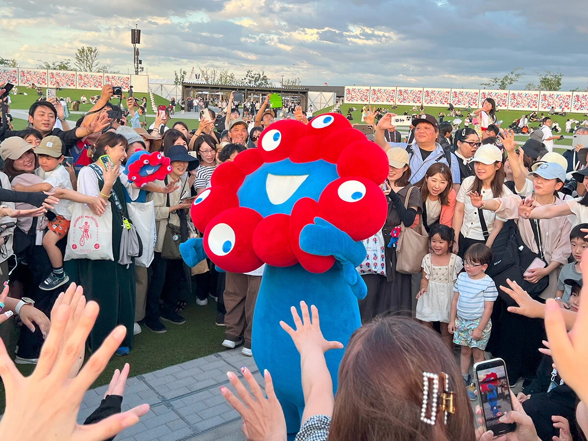 複数の目に、溶けているような腕。当初は不評だったミャクミャクは、なぜ愛されるようになった？