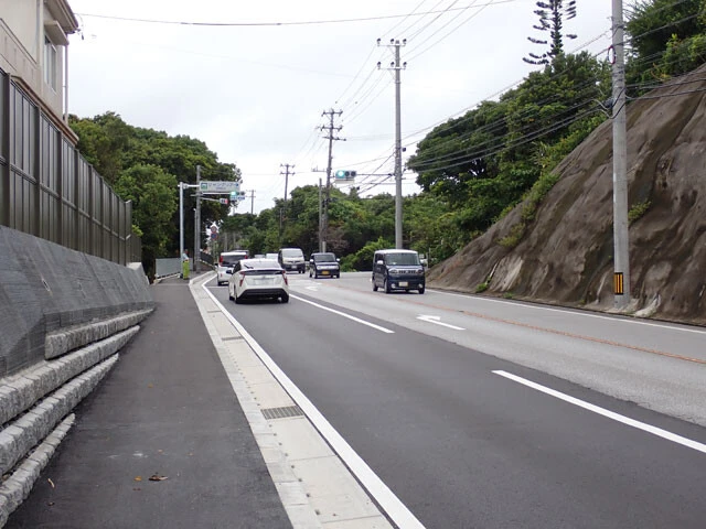県道84号のT字路。ジャングリア沖縄に向かう右折車が後続車を妨げないよう、長い右折レーンと時差式信号機を設置。開業初日、2日目とも渋滞はほとんどなかった