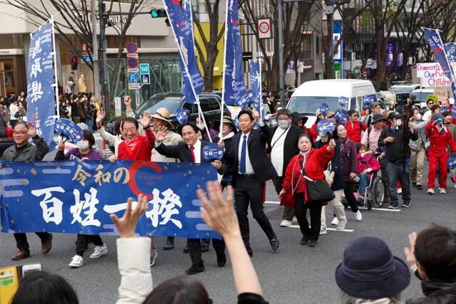 表参道を原宿方面に進み神宮前交差点に入ってきたデモ行進。最前列右端は立憲民主党の川田龍平参議院議員、その隣は山田正彦元農林水産大臣