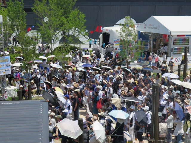 会場北の「空の広場」は、音楽やトークイベントでにぎわう人気スポット。しかし、日差しを遮るものがなく、熱中症と隣り合わせ